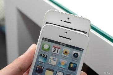 iPhone 5S και το 5C  διαθεσιμη και στην Ελλαδα
