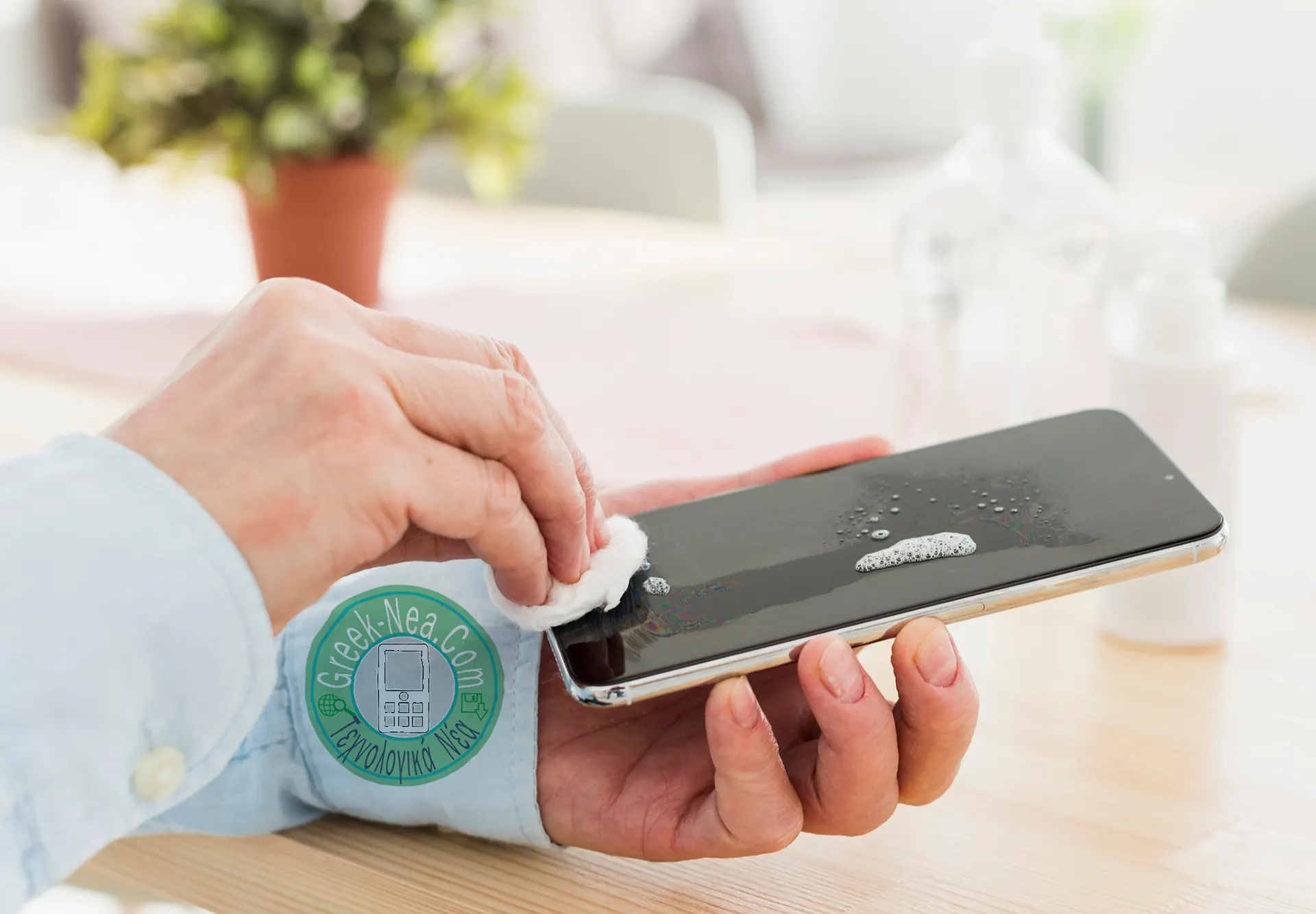 Καθαρισμός οθόνης iPhone με πανί μικροϊνών πριν από τη διαδικασία trade-in για βελτίωση της αξίας μεταπώλησης