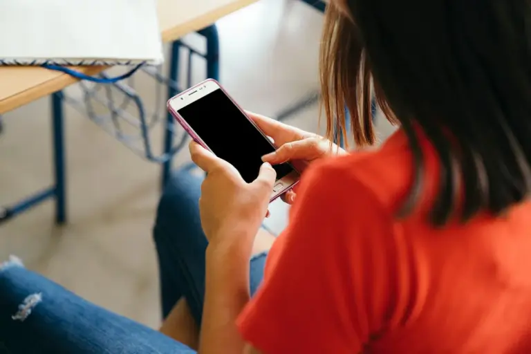 Έφηβοι και smartphones στο σχολείο: Τι δείχνει νέα επιστημονική έρευνα